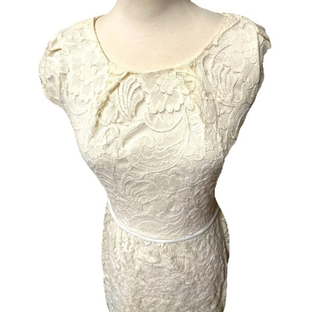Beautiful off white size medium capped sleeves dress. I13.‎